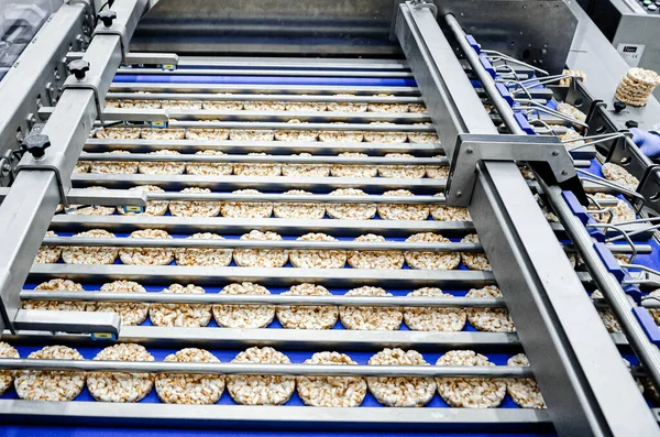 Sortowanie Okrągłych Chlebów Dietetycznych Przenośnikach Automatycznych — Zdjęcie stockowe