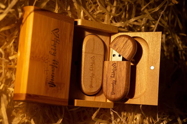 Unidad Flash Usb Madera Una Caja Con Grabado Láser Momentos — Foto de Stock