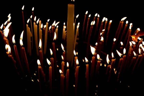 Beaucoup Bougies Église Brûlent Dans Obscurité Feu Sacré Dans Temple — Photo