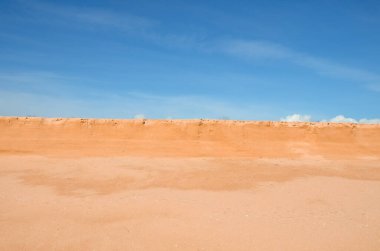 Turuncu kum tepeciği ve kuru otlar, bulutlu mavi gökyüzü, yaz güneşli da
