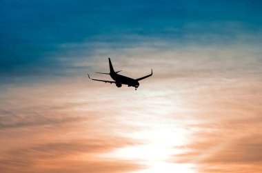 Büyük uçaklar akşamları gökyüzünde uçuyor, Portekiz 'de Lizbon' da gökyüzü ve uçak silueti boyanıyor.