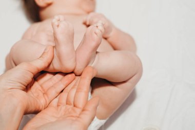 Annem ayaklarıyla el ele tutuşuyor. Güven ve bakım, çocukluk ve eğitim, zor zamanlarda destek