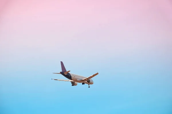 Большой Самолет Летит Вечернем Небе Заката Романтическое Окрашенное Небо Силуэт — стоковое фото