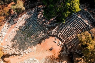 Fazelis kasabası yakınlarındaki bir amfi tiyatronun kalıntılarının en üst görüntüsü. Akdeniz kıyısındaki güzel park. Rezervin üst görüntüsü. Turistik eğlence ve Türkçe 'de en iyi yerler