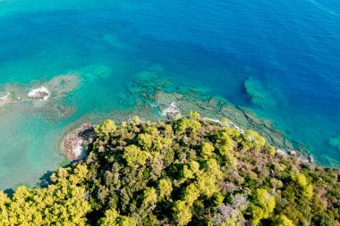 Eski Fazelis kasabası yakınlarındaki göl manzarası. Akdeniz kıyısındaki güzel park. Rezervin üst görüntüsü. Turistik eğlence ve Türkçe 'de en iyi yerler