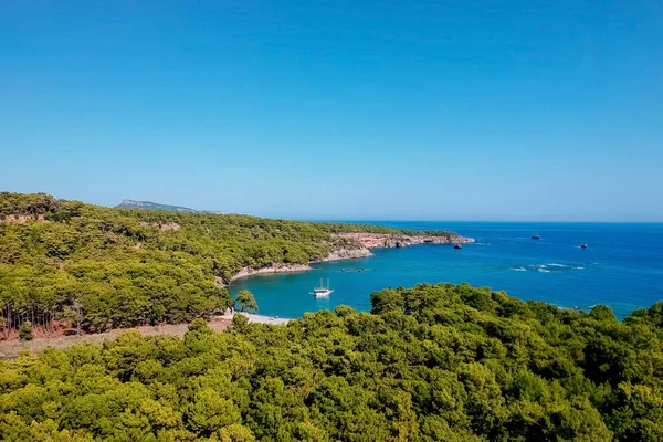 .Eski Fazelis kasabası yakınlarında yatları olan göl manzarası. Akdeniz kıyısındaki güzel park ve dağlar. Diğer rezervler güneşli bir günde. Türkiye 'de turizm merkezi ve birincilik.