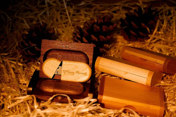 Madera Marrón Usb Flash Drive Con Texto Happy Moments Con — Foto de Stock