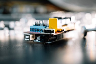 Montaj makinesinin parçaları. makineyi kontrol etmek için arduino panosu.