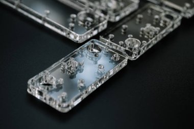Cnc makinesi için pleksiglas parçalar. Akrilik biçimli makine parçaları, lazer kesme ve oyma.
