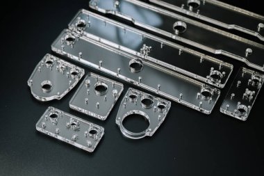 Cnc makinesi için pleksiglas parçalar. Akrilik biçimli makine parçaları, lazer kesme ve oyma.