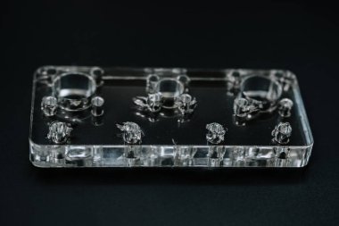 Cnc makinesi için pleksiglas parçalar. Akrilik biçimli makine parçaları, lazer kesme ve oyma.