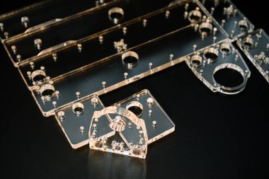 Cnc makinesi için pleksiglas parçalar. Akrilik biçimli makine parçaları, lazer kesme ve oyma.