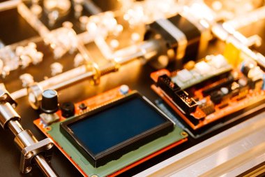 Montaj makinesinin parçaları. Makineyi kontrol etmek için göster.