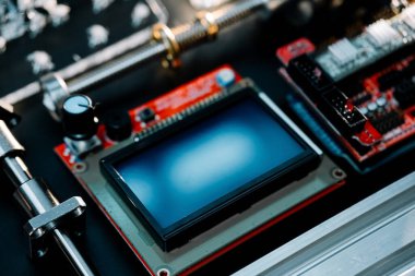 Montaj makinesinin parçaları. Makineyi kontrol etmek için göster.