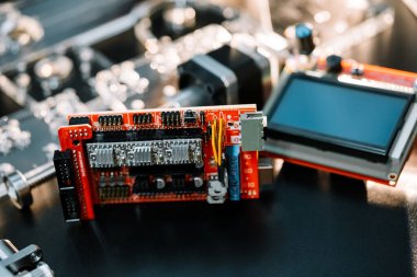 Montaj makinesinin parçaları. Makineyi kontrol etmek için arduino tahtasını göster