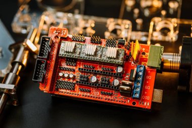 Montaj makinesinin parçaları. makineyi kontrol etmek için arduino panosu.