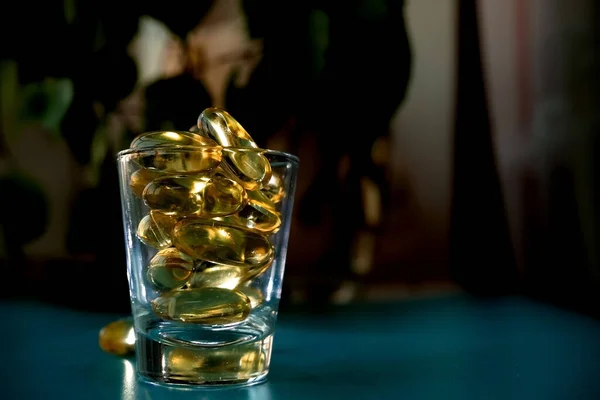Eine Glasschale Mit Omega Vitaminen Steht Auf Einem Blauen Tisch — Stockfoto