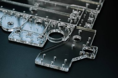 Cnc makinesi için pleksiglas parçalar. Akrilik biçimli makine parçaları, lazer kesme ve oyma.