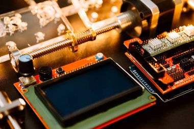 Montaj makinesinin parçaları. Makineyi kontrol etmek için göster.