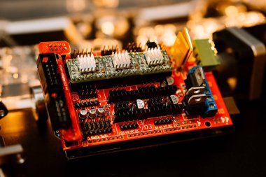 Montaj makinesinin parçaları. makineyi kontrol etmek için arduino panosu.