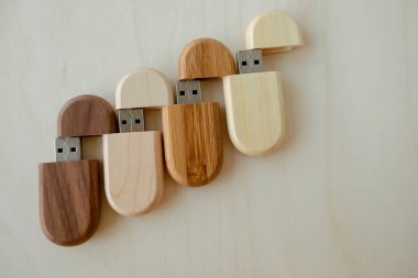 Tahta kahverengi USB bellek seti, tahta ambalaj. Açık ve koyu renk ahşap, veri depolama, müşteriye güzel geri bildirim. Fotoğrafçı için ayarlanmış, şık fotoğraflar, lüks.