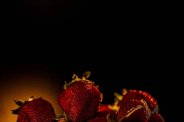 Fresas Maduras Jugosas Rojas Sobre Fondo Negro Rayos Cálidos Del —  Fotos de Stock