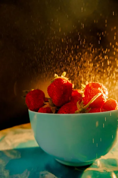 Fresas Maduras Jugosas Rojas Jarrón Azul Sobre Fondo Negro Gotas —  Fotos de Stock