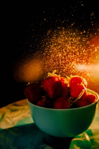 Fresas Maduras Jugosas Rojas Jarrón Azul Sobre Fondo Negro Gotas —  Fotos de Stock