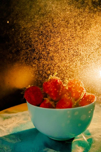 Fresas Maduras Jugosas Rojas Jarrón Azul Sobre Fondo Negro Gotas —  Fotos de Stock