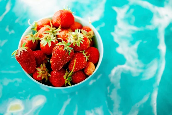 Rote Saftige Reife Erdbeeren Einer Blauen Vase Auf Hellem Hintergrund — Stockfoto