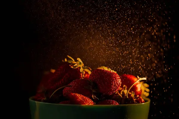 Fresas Maduras Jugosas Rojas Jarrón Azul Sobre Fondo Negro Gotas —  Fotos de Stock