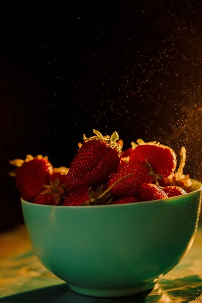 Fresas Maduras Jugosas Rojas Jarrón Azul Sobre Fondo Negro Gotas —  Fotos de Stock