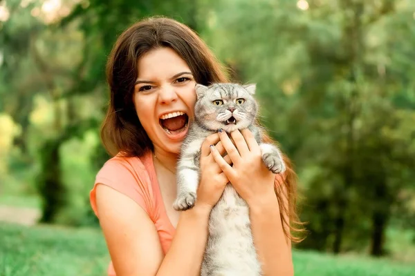 Hermosa Chica Morena Pelo Largo Parque Sentado Con Gato Chica — Foto de Stock