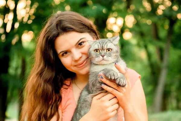 Alegre Hermosa Chica Morena Parque Está Sentado Con Gato Sesión —  Fotos de Stock