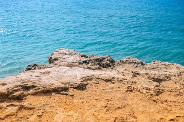 Deniz kenarındaki kayalar. Uyum kavramı, yaşam enerjisi ve meditasyon. Portekiz 'deki Benagil Sahili