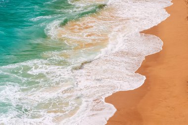 Öfkeli okyanus, kumlu kumlu gök mavisi bir sahil. Portekiz 'deki Benagil Sahili' nin en iyi manzarası.
