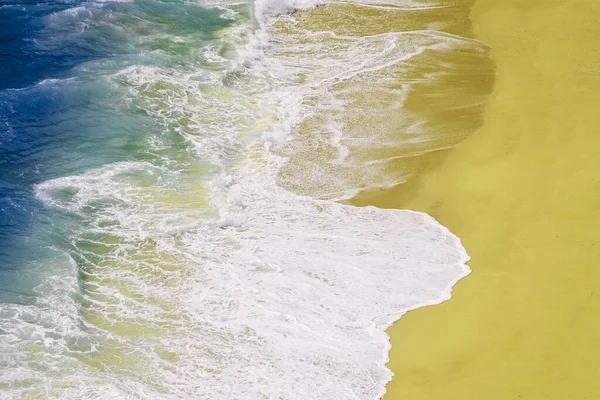 Oceano Fúria Costa Azul Com Uma Praia Areia Dourada Vista — Fotografia de Stock