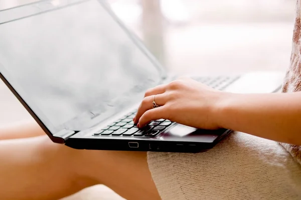 Menina Uma Camisola Malha Leve Senta Perto Janela Mantém Laptop — Fotografia de Stock