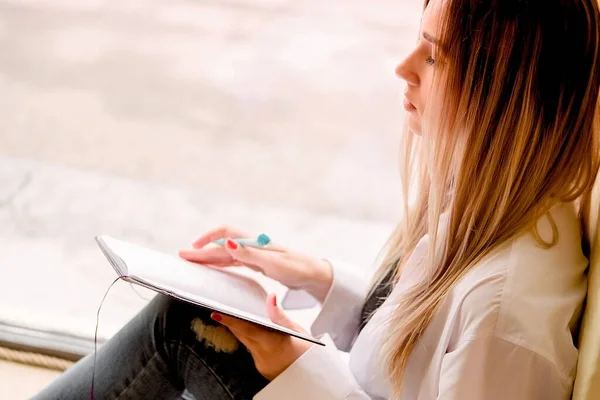 Belle Fille Sexy Assoit Sur Rebord Fenêtre Avec Journal Intime — Photo