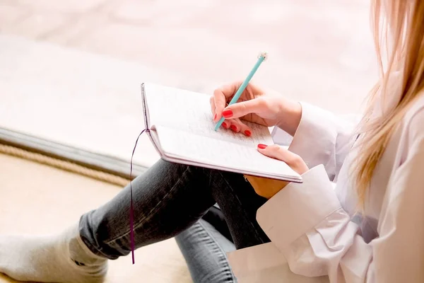 Piękna Seksowna Dziewczyna Siedzi Parapecie Notatnikiem Myśli Bliższe Szczegóły Samotna — Zdjęcie stockowe