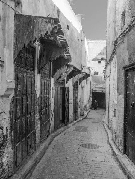 Ancient narrow cobbled street on the outskirts of the eastern ci — Stock Photo, Image