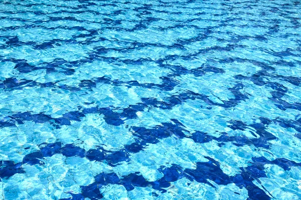 The water surface of the swimming pool turquoise color, illuminated by the sun — Stock Photo, Image