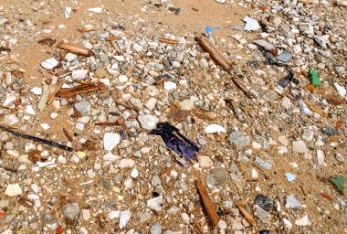 Kum, çakıl, kiremit, plastik ve metal parçaları olan bir inşaat sahasında kalıntılar bulundu.