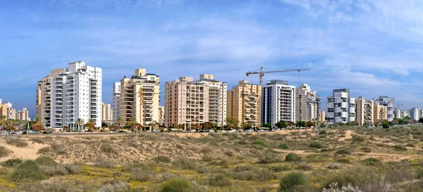 Modern evler ve İsrail'in Holon şehrinin topraklarının büyük bir peyzaj ile yeni bir yerleşim alanı Panorama. Kum ulaktan görünüm