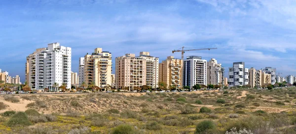 Panorama di una nuova zona residenziale con case moderne e un grande paesaggio del territorio della città di Holon in Israele. Vista dalla duna di sabbia Immagine Stock