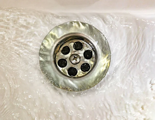 Acqua Scarico Con Griglia Acciaio Inox Vecchio Lavabo Bagno Lunga Foto Stock