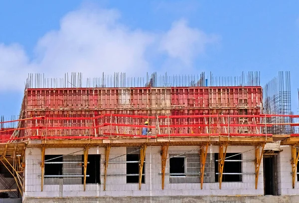 Budowa Wielokondygnacyjnego Budynku Monolitycznymi Ścianami Żelbetowymi Wykorzystaniem Deskowania Drewniano Metalowego — Zdjęcie stockowe