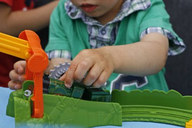 Renkli bir tasarımcı bir çocukla oynama