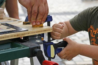 Baba ve oğul çalışmalarını ortak, ahşap ile çalışma