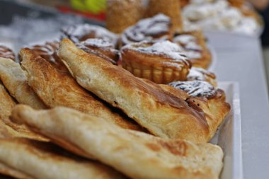 Üstünde belgili tanımlık sayaç taze pasta
